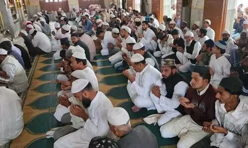 जुमा अलविदा पर जामा मस्जिद में उमड़ी नमाजियों की भीड़, अकीदत के साथ अदा की गई नमाज