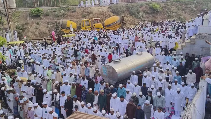 महादेव की काशी में ईद का जश्न, मस्जिदों और ईदगाहों में अदा की गई नमाज महादेव की काशी में ईद का जश्न, मस्जिदों और ईदगाहों में अदा की गई नमाज