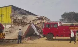 प्रयागराज में कोल्ड स्टोरेज की बिल्डिंग ढही, कई मजदूर मलबे में दबे, अमोनिया गैस रिसाव से हड़कंप प्रयागराज में कोल्ड स्टोरेज की बिल्डिंग ढही, कई मजदूर मलबे में दबे, अमोनिया गैस रिसाव से हड़कंप