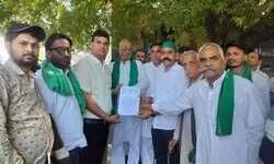 मांगों को लेकर तहसील में धरने पर बैठे भाकियू के पदाधिकारी, एसडीएम बिलारी को दिया ज्ञापन मांगों को लेकर तहसील में धरने पर बैठे भाकियू के पदाधिकारी, एसडीएम बिलारी को दिया ज्ञापन