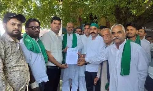 मांगों को लेकर तहसील में धरने पर बैठे भाकियू के पदाधिकारी, एसडीएम बिलारी को दिया ज्ञापन