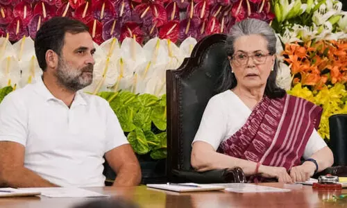 मां की तबीयत से बेचैन राहुल, अस्पताल में सोफे पर गुजारी रात; केरल से वर्चुअल हुंकार