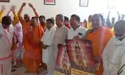 दर्जनों बटुकों का हुआ यज्ञोपवीत संस्कार, सनातन परंपराओं का दिया संदेश दर्जनों बटुकों का हुआ यज्ञोपवीत संस्कार, सनातन परंपराओं का दिया संदेश