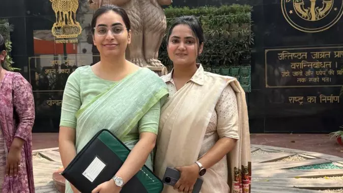 अखिलेश शुक्ला के परिवार की बेटी बनी डिप्टी एसपी और बहू सेल्स टैक्स ऑफिसर; इन होनहारों ने रोशन किया नाम अखिलेश शुक्ला के परिवार की बेटी बनी डिप्टी एसपी और बहू सेल्स टैक्स ऑफिसर; इन होनहारों ने रोशन किया नाम