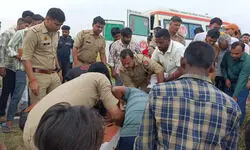 तेज रफ्तार स्कूल बस ने बाइक को मारी टक्कर, पिता और दो बच्चों की मौत, मां की हालत गंभीर