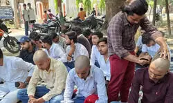 यूपी कॉलेज में सूर्य हत्याकांड के बाद प्राचार्य को हटाने के लिए छात्रों का धरना प्रदर्शन, विरोध में मुंडवाया सिर
