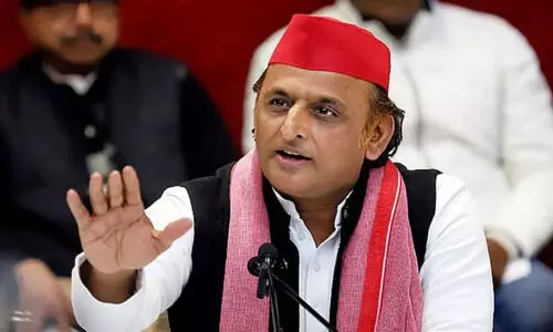 अखिलेश यादव का बड़ा हमला: “आवाज उठाओ तो दबा दी जाती है”