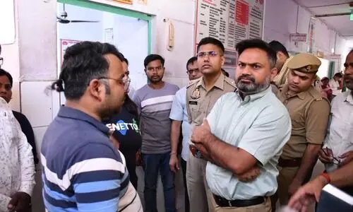 कुशीनगर: कूड़ा जलाने से उठे धुएं से स्कूली बच्चे प्रभावित, सभी सुरक्षित