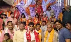 भरत मिलाप मेला में चारों भाइयों के मिलन पर उमड़े श्रद्धालु, स्वरुपों की आरती उतारी, पुष्प वर्षा से स्वागत भरत मिलाप मेला में चारों भाइयों के मिलन पर उमड़े श्रद्धालु, स्वरुपों की आरती उतारी, पुष्प वर्षा से स्वागत