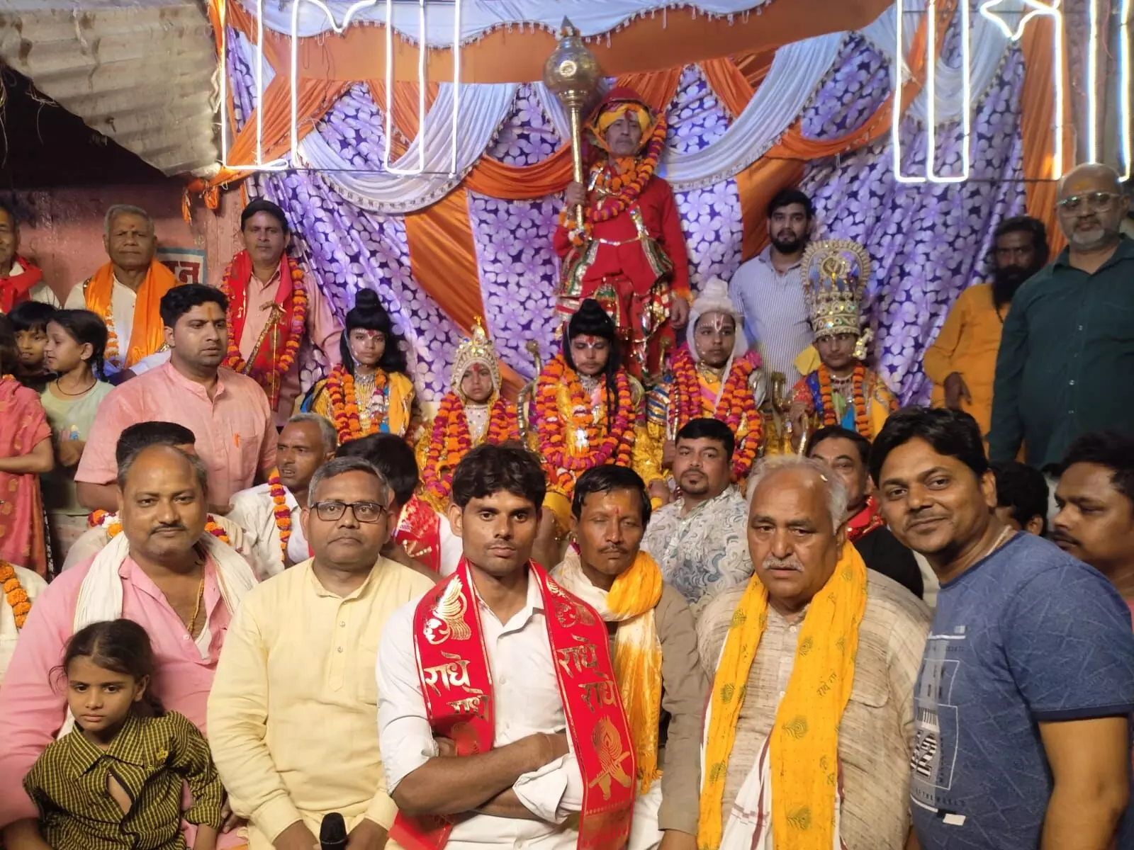 भरत मिलाप मेला में चारों भाइयों के मिलन पर उमड़े श्रद्धालु, स्वरुपों की आरती उतारी, पुष्प वर्षा से स्वागत