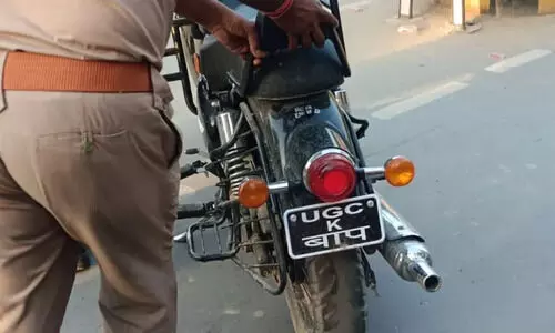 वाराणसी में बुलेट पर लिखा था ‘यूजीसी का बाप’, पुलिस ने चेकिंग के दौरान किया सीज