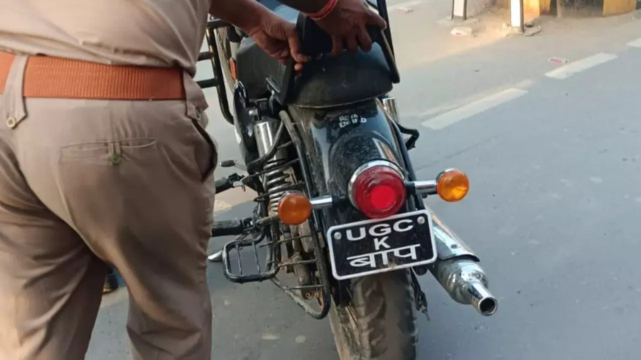 वाराणसी में बुलेट पर लिखा था ‘यूजीसी का बाप’, पुलिस ने चेकिंग के दौरान किया सीज वाराणसी में बुलेट पर लिखा था ‘यूजीसी का बाप’, पुलिस ने चेकिंग के दौरान किया सीज