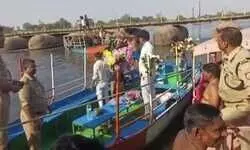 рд╡реГрдВрджрд╛рд╡рди рдореЗрдВ рдпрдореБрдирд╛ рдирджреА рдореЗрдВ рдУрд╡рд░рд▓реЛрдбрд┐рдВрдЧ рд╕реНрдЯреАрдорд░ рдкрд▓рдЯрдиреЗ рд╕реЗ рдПрдХ рджрд░реНрдЬрди рд▓реЛрдЧреЛрдВ рдХреА рдореМрдд, рдЕрдиреНрдп рдХреА рддрд▓рд╛рд╢ рдЬрд╛рд░реА, рддреЗрдЬ рд╣рд╡рд╛ рдХреЗ рдХрд╛рд░рдг рдкреМрдиреНрдЯреВрди рдкреБрд▓ рд╕реЗ рдЯрдХрд░рд╛рдХрд░ рд╕реНрдЯреАрдорд░ рдкрд▓рдЯрд╛ рд╡реГрдВрджрд╛рд╡рди рдореЗрдВ рдпрдореБрдирд╛ рдирджреА рдореЗрдВ рдУрд╡рд░рд▓реЛрдбрд┐рдВрдЧ рд╕реНрдЯреАрдорд░ рдкрд▓рдЯрдиреЗ рд╕реЗ рдПрдХ рджрд░реНрдЬрди рд▓реЛрдЧреЛрдВ рдХреА рдореМрдд, рдЕрдиреНрдп рдХреА рддрд▓рд╛рд╢ рдЬрд╛рд░реА, рддреЗрдЬ рд╣рд╡рд╛ рдХреЗ рдХрд╛рд░рдг рдкреМрдиреНрдЯреВрди рдкреБрд▓ рд╕реЗ рдЯрдХрд░рд╛рдХрд░ рд╕реНрдЯреАрдорд░ рдкрд▓рдЯрд╛