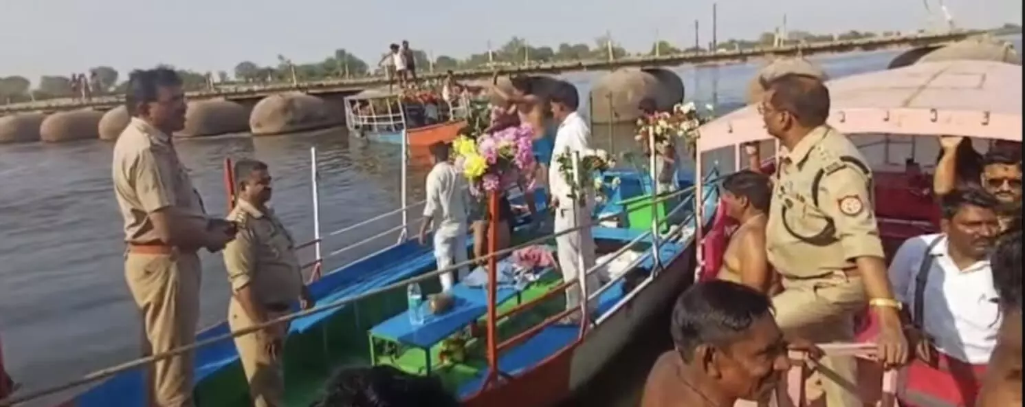 वृंदावन में यमुना नदी में ओवरलोडिंग स्टीमर पलटने से एक दर्जन लोगों की मौत, अन्य की तलाश जारी, तेज हवा के कारण पौन्टून पुल से टकराकर स्टीमर पलटा वृंदावन में यमुना नदी में ओवरलोडिंग स्टीमर पलटने से एक दर्जन लोगों की मौत, अन्य की तलाश जारी, तेज हवा के कारण पौन्टून पुल से टकराकर स्टीमर पलटा