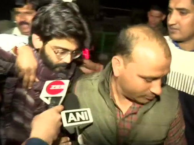 देशद्रोह के केस में गिरफ्तार जेएनयू छात्र शरजील इमाम की पुलिस हिरासत दिल्ली की अदालत ने 3 दिन तक बढ़ाई।