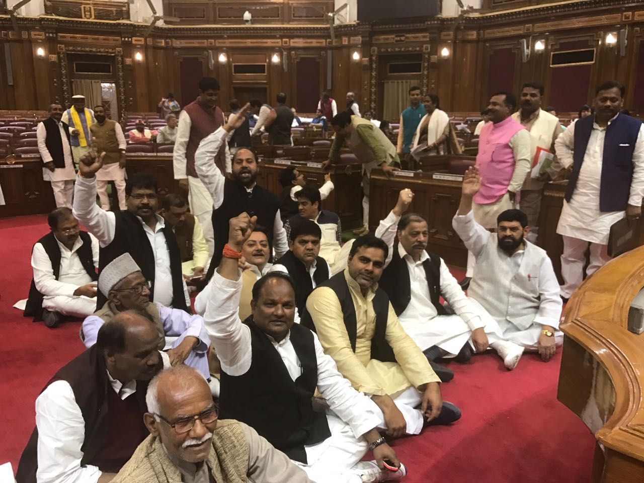 कासगंज घटना को लेकर विधान परिष में भी हंगामा... सपा विधायकों ने धरना दिया