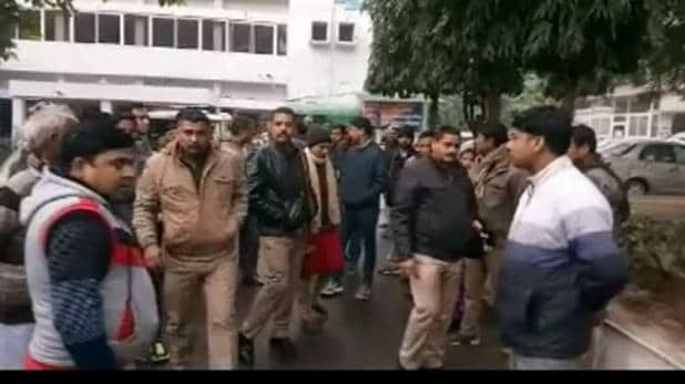 रिश्वत के पैसों को लेकर आबकारी विभाग के इंस्पेक्टर-सिपाही में झगड़ा, जमकर चले लात-घूंसे