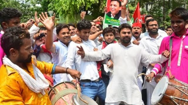 लखनऊ में सपा की जीत का जश्न