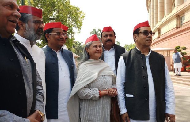 आते ही वायरल हुई ये तस्वीर, लोग बोले- समाजवादी सांसद संसद के बाहर, फ्रेम के बाहर नरेश अग्रवाल आते ही वायरल हुई ये तस्वीर, लोग बोले- समाजवादी सांसद संसद के बाहर, फ्रेम के बाहर नरेश अग्रवाल