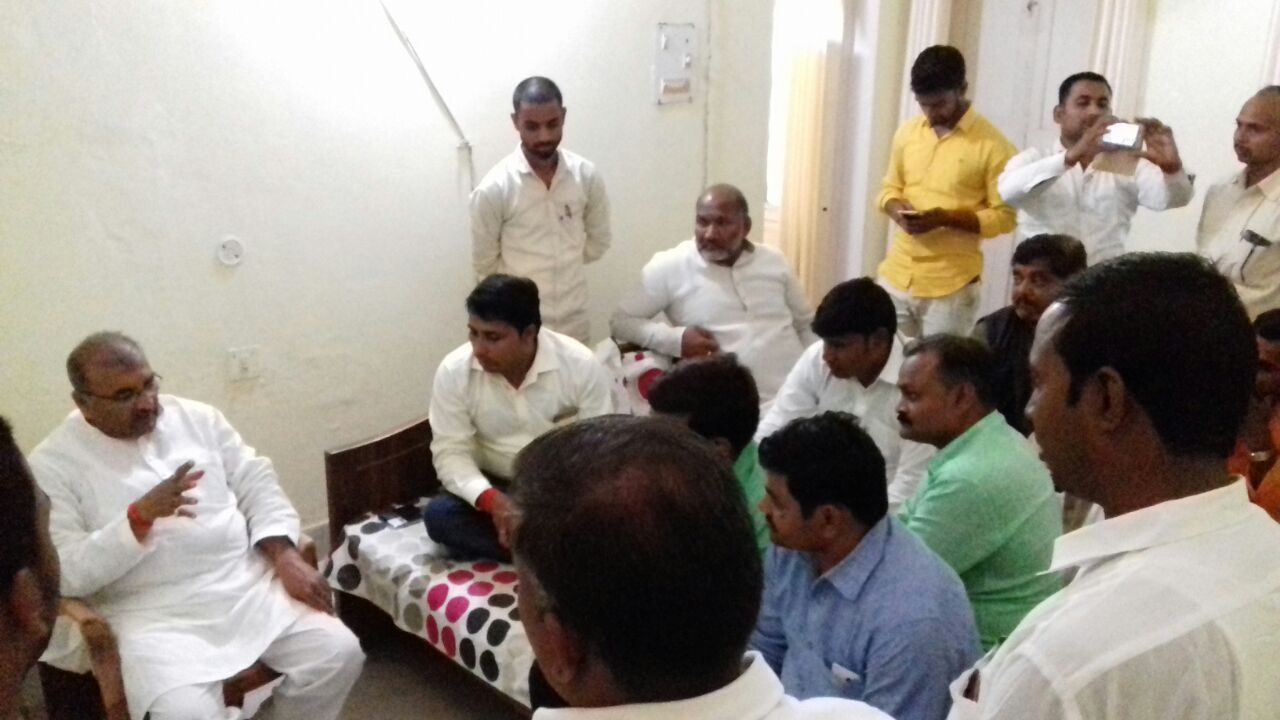 ललई यादव कार्यकर्ताओ से मिले बोले आपकी तकलीफ़ो को सपा अध्यक्ष तक पहुचाउगा -जेपी यादव ललई यादव कार्यकर्ताओ से मिले बोले आपकी तकलीफ़ो को सपा अध्यक्ष तक पहुचाउगा -जेपी यादव