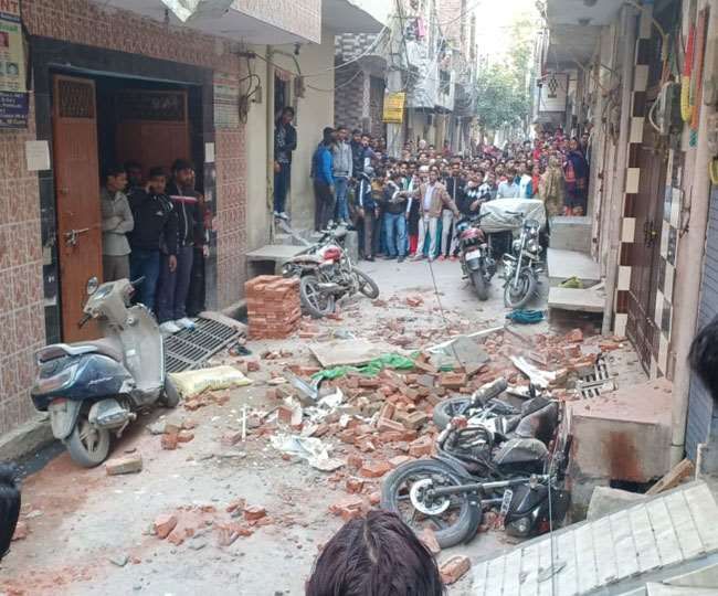 दिल्ली : इमारत गिरने से कोचिंग के कई छात्र अंदर फंसे; बचाव कार्य जारी