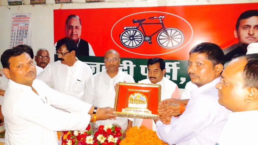 पूर्व मंत्री अयोध्या पाल का सपा कार्यालय पर हुआ भव्य स्वागत