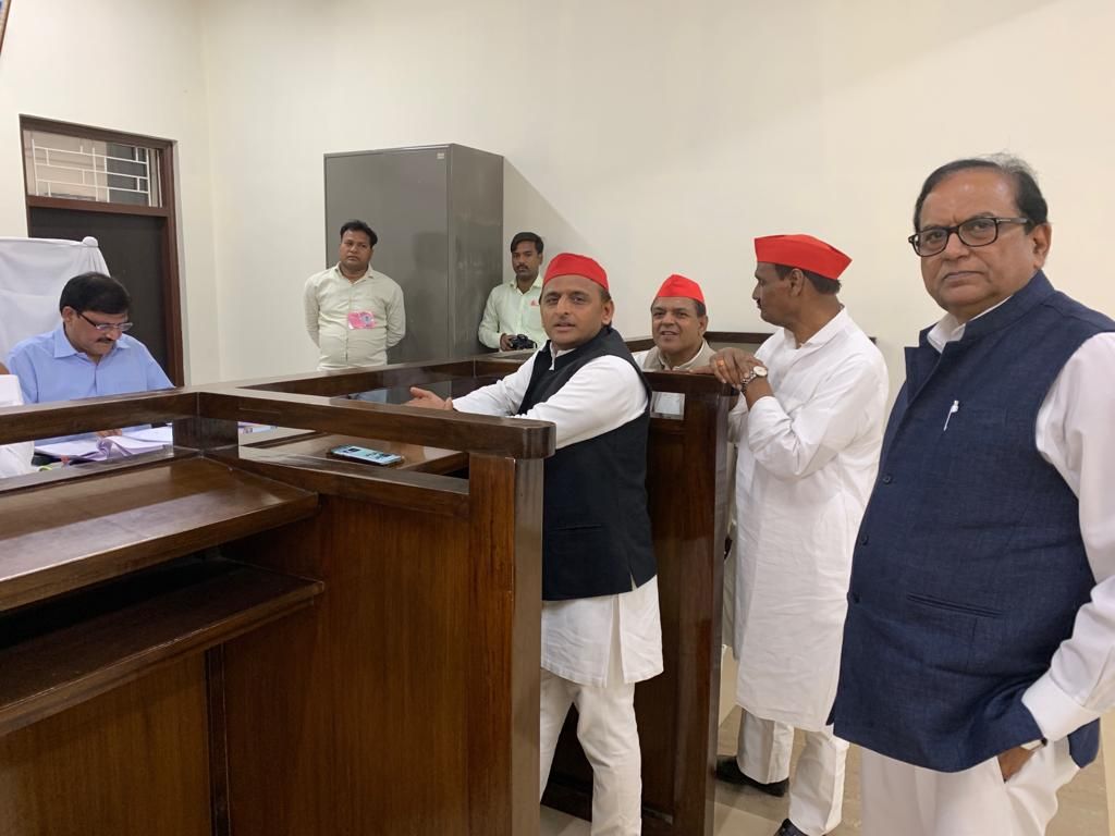 आजमगढ़ में अखिलेश यादव ने किया नामांकन, बोले- जनता चौकीदार और ठोकीदार की चौकी जरूर छीनेगी आजमगढ़ में अखिलेश यादव ने किया नामांकन, बोले- जनता चौकीदार और ठोकीदार की चौकी जरूर छीनेगी