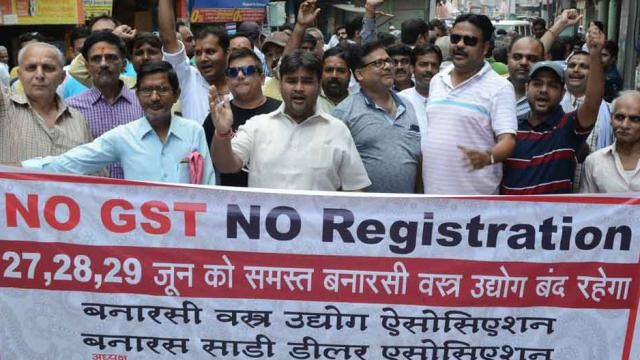 GST का विरोध: साड़ी बाजार की बंदी से 100 करोड़ का कारोबार प्रभावित GST का विरोध: साड़ी बाजार की बंदी से 100 करोड़ का कारोबार प्रभावित