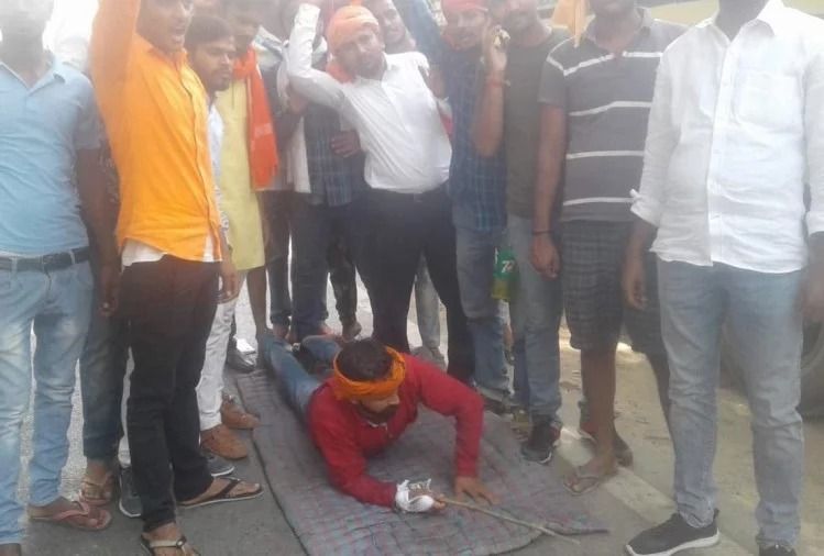 युवक के सर चढ़कर बोल रही मोदी की दीवानगी, धूप में करीब 12 किलोमीटर की यात्रा सड़क पर लेट कर की युवक के सर चढ़कर बोल रही मोदी की दीवानगी, धूप में करीब 12 किलोमीटर की यात्रा सड़क पर लेट कर की