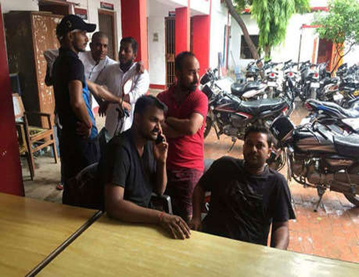 पुलिस हिरासत में समाजवादी पार्टी के चार कार्यकर्ता पुलिस हिरासत में समाजवादी पार्टी के चार कार्यकर्ता