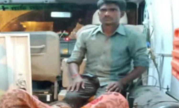 शर्मनाक: तीन सरकारी अस्पतालों में प्रसव करने से इंकार, एंबुलेंस में महिला ने दिया बच्चे को जन्म