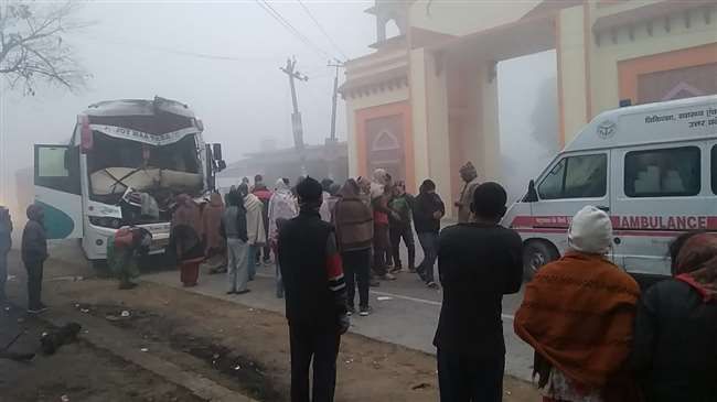 तीर्थयात्रियों से भरी टूरिस्ट बस की ट्रक से जोरदार भिड़ंत, कई दर्जन घायल तीर्थयात्रियों से भरी टूरिस्ट बस की ट्रक से जोरदार भिड़ंत, कई दर्जन घायल