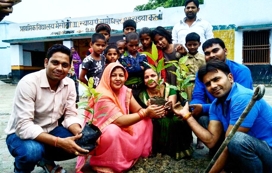 डॉ प्रीति सिंह के प्रेरणा से शिक्षक लवकुश यादव के अगुवाई में वृक्षारोपण का कार्यक्रम चलाया गया-जेपी यादव डॉ प्रीति सिंह के प्रेरणा से शिक्षक लवकुश यादव के अगुवाई में वृक्षारोपण का कार्यक्रम चलाया गया-जेपी यादव