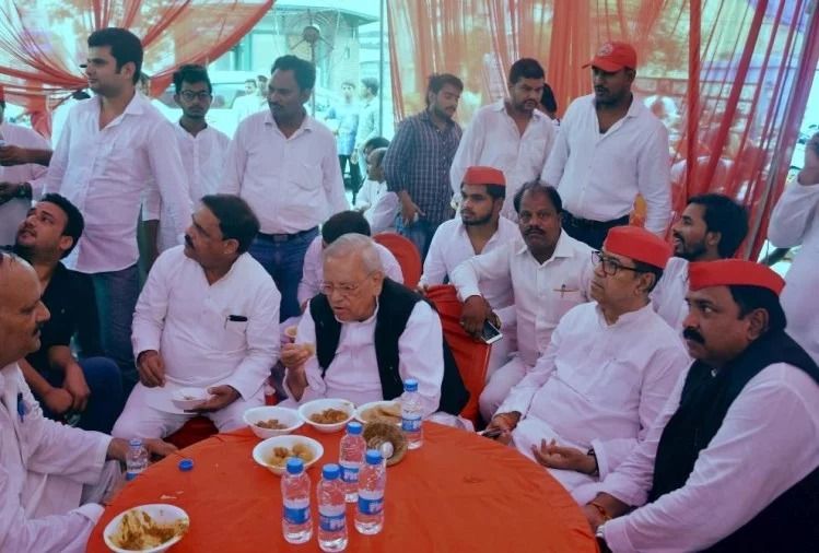 धूमधाम से मनाया गया अखिलेश यादव का जन्मदिन, जश्न में बड़े नेता हुए शामिल