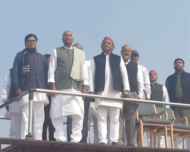 सैफई में गणतंत्र दिवस पर अखिलेश ने फहराया 158 फीट ऊंचा राष्ट्रीय ध्वज