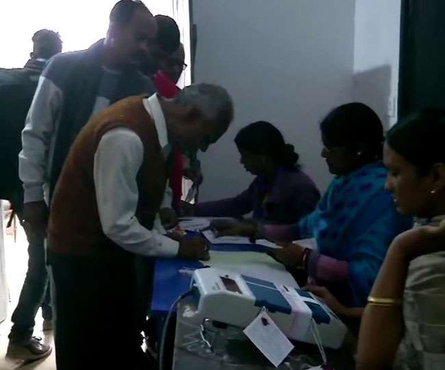 झारखंड में पहले चरण की वोटिंग के दौरान लोहरदगा के एक सरकारी स्कूल में मतदान केंद्र पर वोटिंग जारी है। पहले चरण के चुनाव के लिए राज्य के 13 निर्वाचन क्षेत्रों में मतदान जारी है।