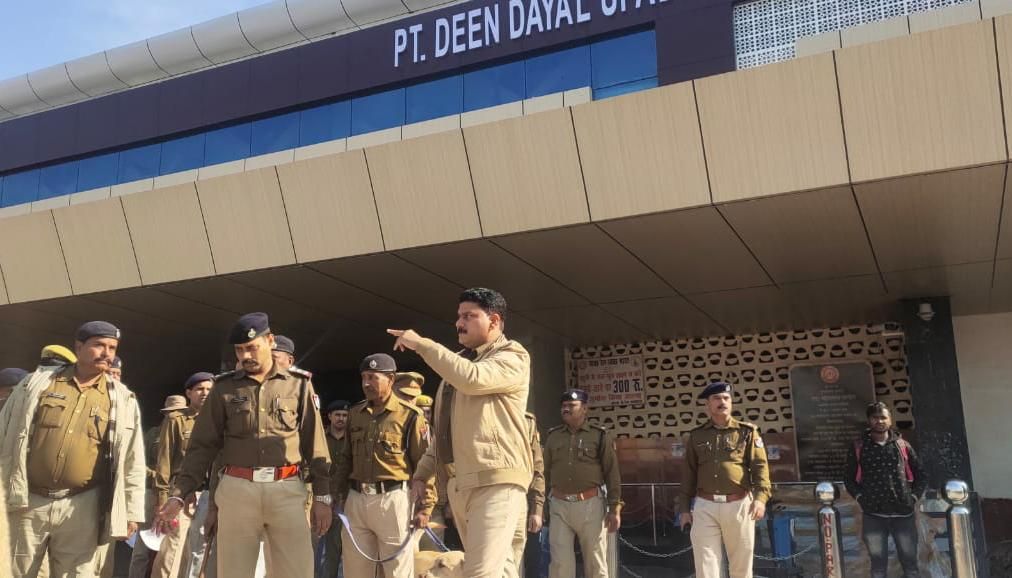 26 जनवरी गणतंत्र दिवस को देखते हुए आरपीएफ व जीआरपी द्वारा मॉकड्रिल किया गया। 26 जनवरी गणतंत्र दिवस को देखते हुए आरपीएफ व जीआरपी द्वारा मॉकड्रिल किया गया।