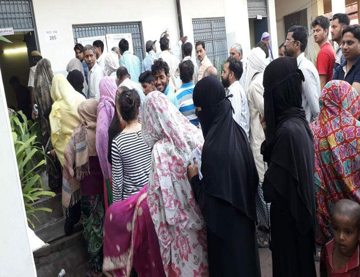 Election 2019 Phase II Live : आगरा में सिपाही की शिकायत, हटाया गया