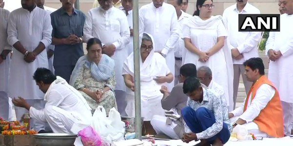 पूर्व प्रधानमंत्री स्व. अटल बिहारी वाजपेयी की दत्तक पुत्री नमिता और नातिन निहारिका दिल्ली के स्मृति स्थल पर उनकी अस्थियों को इकट्ठा करने पहुंचीं।