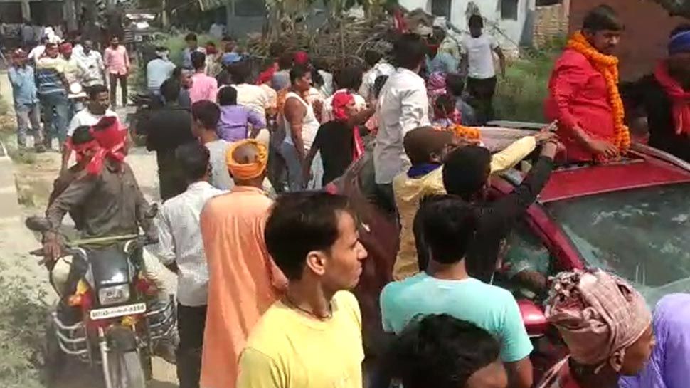 बेगूसराय: कन्‍हैया को लोगों ने दिखाए काले झंडे तो के समर्थकों ने घर में घुसकर पीटा