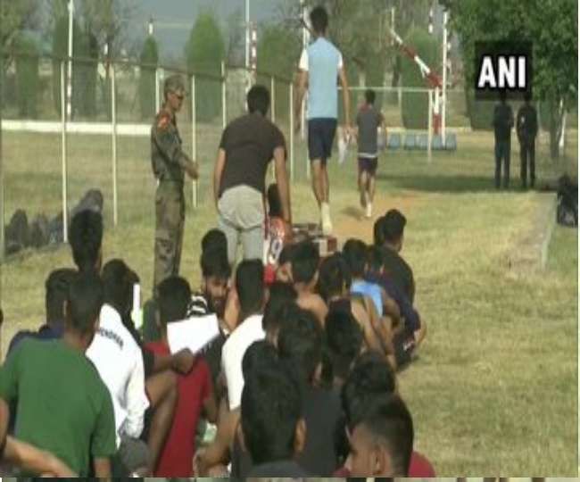 पाकिस्तान और आतंकवादियों को मुंह चिढ़ा रही कश्मीर की ये तस्वीर, सेना में भर्ती होने के लिए लगी कतार पाकिस्तान और आतंकवादियों को मुंह चिढ़ा रही कश्मीर की ये तस्वीर, सेना में भर्ती होने के लिए लगी कतार