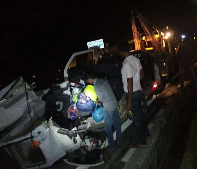 एक्सप्रेस-वे पर भीषण हादसा, कंटेनर ट्रक में कार टकराने से चार की मौत