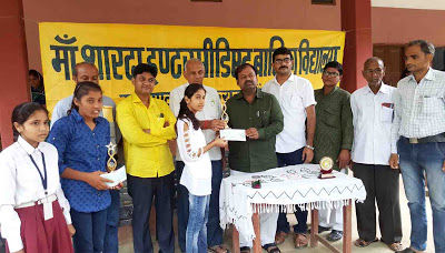 जिला पंचायत अध्यक्ष राज़बहादुर यादव ने मेधावी छात्राओं को किया सम्मानित-जेपी यादव जिला पंचायत अध्यक्ष राज़बहादुर यादव ने मेधावी छात्राओं को किया सम्मानित-जेपी यादव
