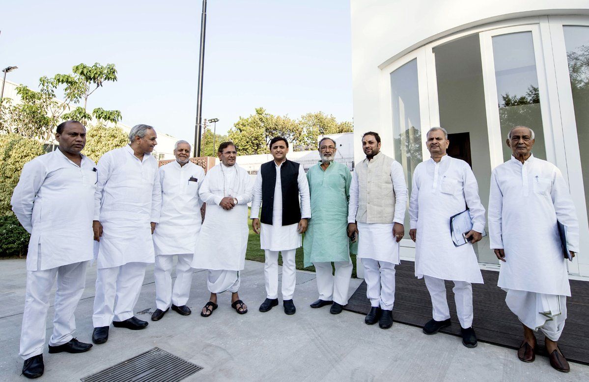 शरद यादव-अखिलेश के बीच मुलाकात खत्म, महागठबंधन को लेकर हुई चर्चा