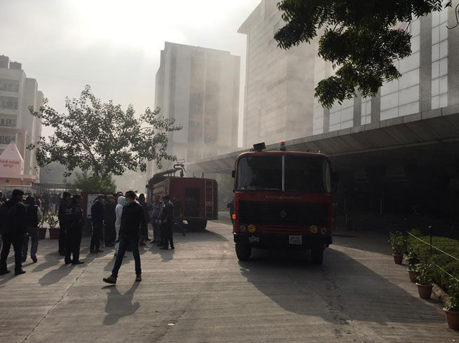 नोएडा के ईएसआई हॉस्पिटल में लगी आग, दमकल की गाड़ियां मौके पर।