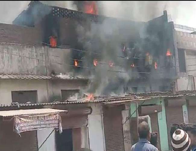 कानपुर - सीमा टेनरी में लगी भीषण आग, लाखों का नुकसान