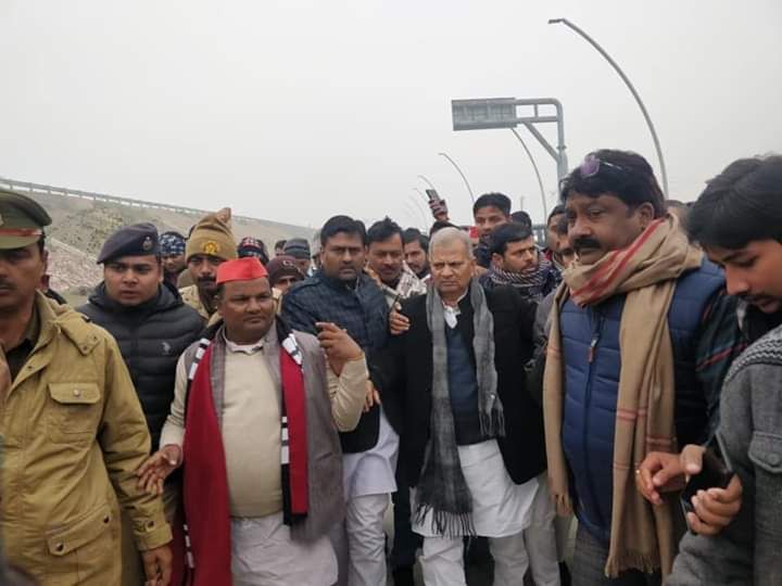 फ़िरोज़ाबाद : सपा के डेलिगेशन को रोका गया, धारा 144 को लेकर हिरासत में लिया, सिरसागंज के गेस्ट हाउस ले जाया गया, डेलिगेशन को लेकर पुलिस बल रवाना हुई।