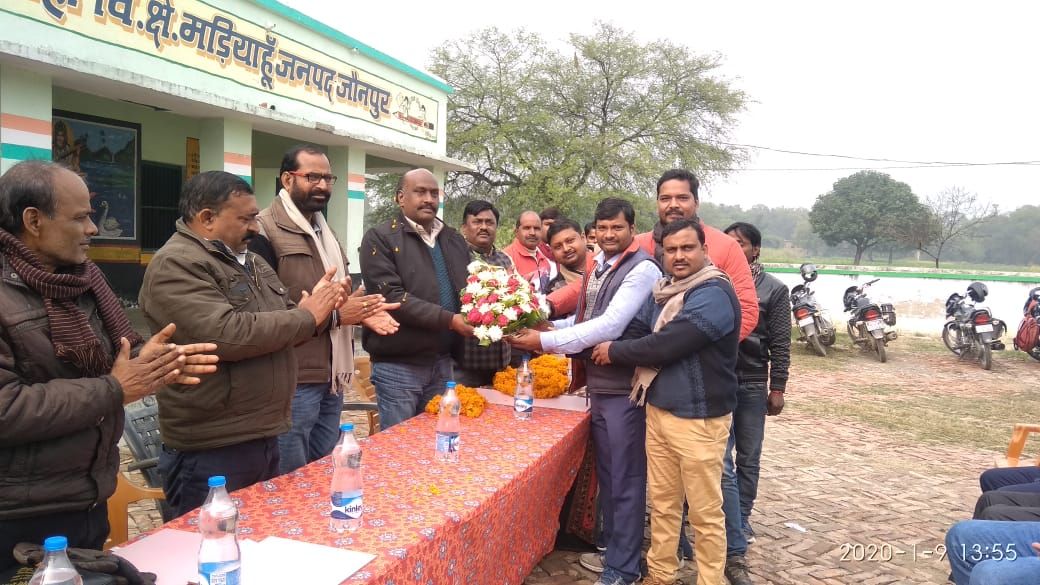 स्वर्ण पदक प्राप्त करने की खुशी में ब्लॉक के शिक्षकों ने सम्मान समारोह का आयोजन किया