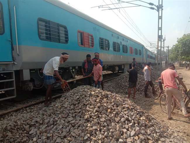 ककरमत्ता में सोमवार सुबह एक ट्रेन के डिरेल होने के बाद रेलवे में हड़कंप मच गया ककरमत्ता में सोमवार सुबह एक ट्रेन के डिरेल होने के बाद रेलवे में हड़कंप मच गया