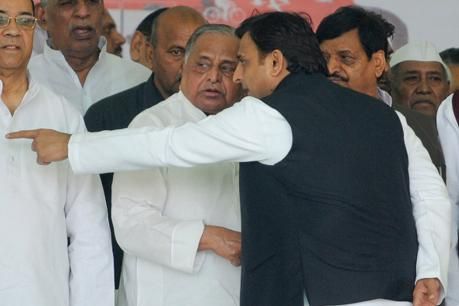 क्या अब सपा में होगा सियासी जमीन का बंटवारा! क्या अब सपा में होगा सियासी जमीन का बंटवारा!